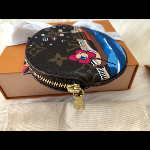 *SOLD* New Louis Vuitton Xmas Animation Round Coin - Picture 4 of 6